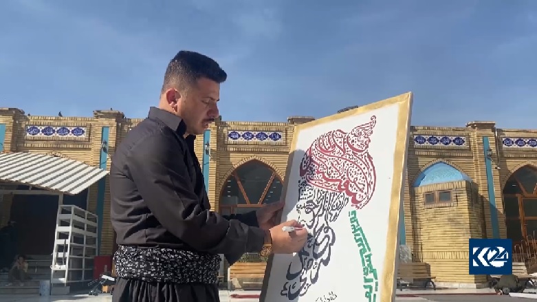 دانا خوشنویس هنرمند کورد «خط نقاشی»هایش را در مسجد جامع سلیمانی به نمایش گذاشت